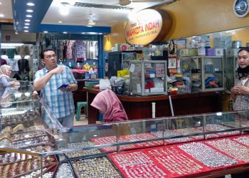 Detik-detik Ibu Muda Curi Gelang Emas 10 Gram Terekam CCTV