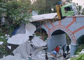 Ikuti Google Maps, Truk Fuso Terperosok di Jembatan Kuno di Serang