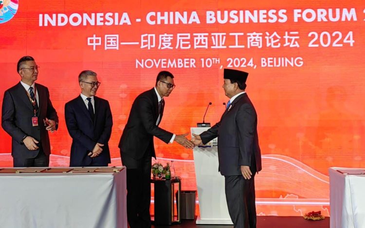 Penandatanganan MoU Antara PLN dengan Huawei dan SDIC di ICBF di Beijing, China merupakan wujud konkret kerja sama global antara Indonesia dan China dalam rangka mewujudkan swasembada energi berkelanjutan di Indonesia. Keterangan foto: Presiden RI, Prabowo Subianto (kanan), Direktur Utama PLN, Darmawan Prasodjo (kedua dari kanan), Director and General Manager SDIC, Yu Haimiao (kedua dari kiri), dan CEO Huawei Indonesia, Guo Hailong (kiri).
