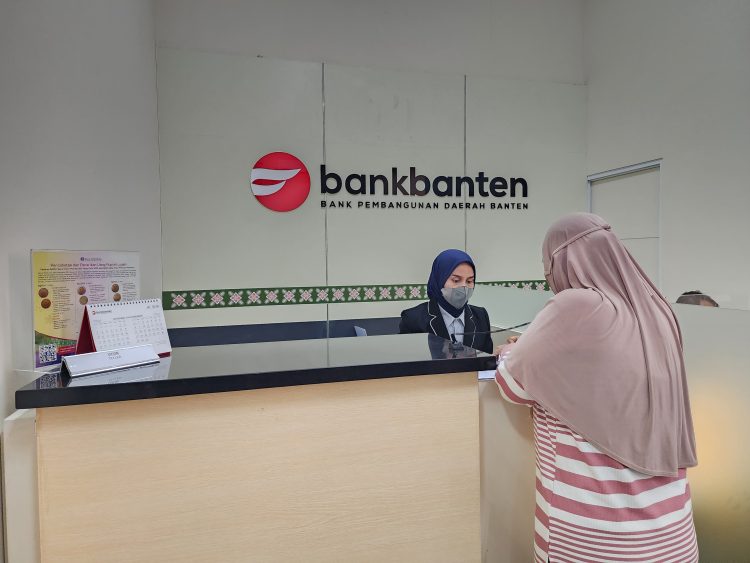 Suasana Pelayanan Nasabah di Counter Teller Bank Banten (Istimewa)