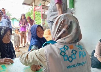 PLN Bantu Beri Pengobatan untuk Penyintas Banjir Lebak
