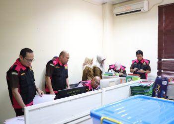 3 Jam Geledah Kantor DLH Kota Tangsel , Penyidik Kejati Banten Bawa 5 Box Kontener Dokumen