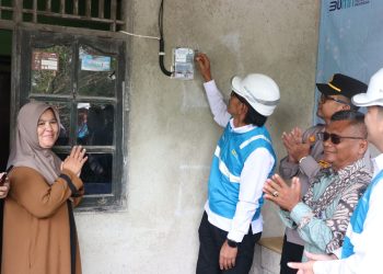 Mimpi Sena Terwujud Saat Rumahnya Tersambung Listrik PLN