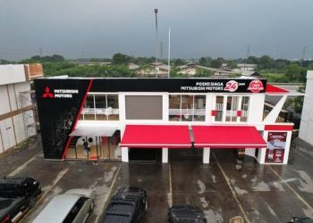 Ramadhan Berbagi Berkah, Mitsubishi Fuso Bagikan Sembako kepada Para Sopir Truk