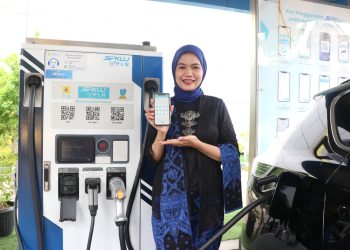 Peringati Hari Kartini, Srikandi PLN Banten Kenakan Kebaya Layani Pelanggan