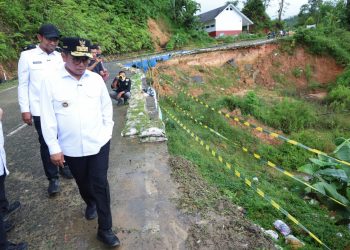 Dua Titik Longsor di Akses Jalan ke Negeri Diatas Awan Banten Diperbaiki