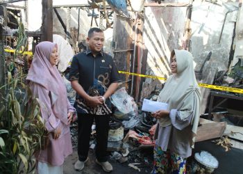 Tangis Haru Ibu Sawinah, Terima Bantuan Gaji Dewan Usai Rumahnya Terbakar