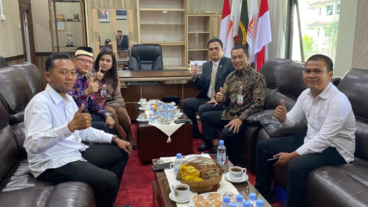 Suasana hangat di sela-sela Rangkaian Kegiatan HUT ke-393 Kabupaten Tangerang di Puspemkab Tangerang yang dilanjutkan dengan Rapat Paripurna di Gedung DPRD Kab Tangerang hari Senin (13/10/2025).