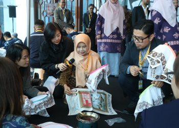 Ketika Anak Tunarungu Membatik di Forum Energi ASEAN