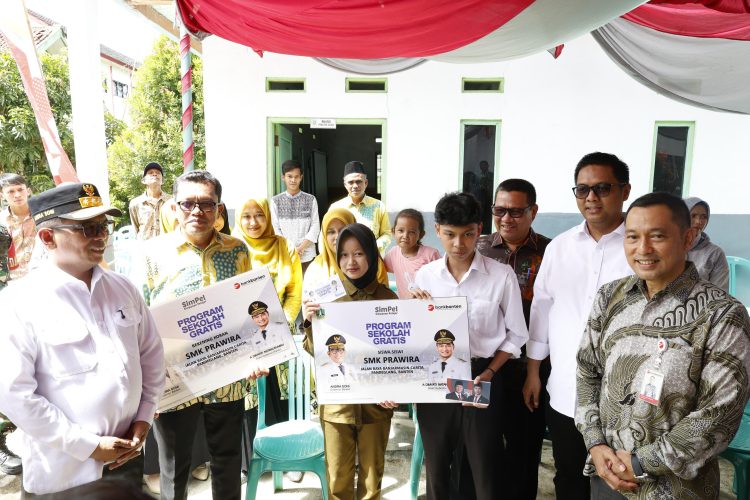 Gubernur Banten Andra Soni bersama direksi Bank Banten menyalurkan bantuan pendidikan di SMK Prawita, Pandeglang, Kamis (30/10/2025).