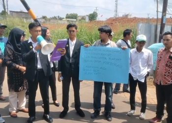 Akses Jalan Ditutup Kontraktor, Warga Bermis Asri Cisauk Demo Minta Dibuka 