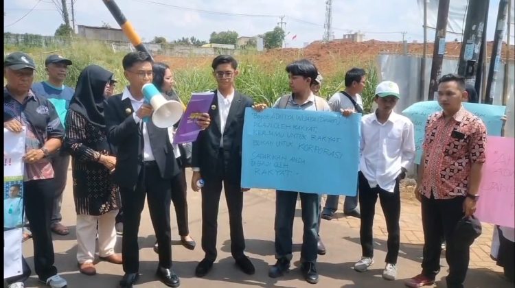 Warga Bermis Raya, Cisauk, Kabupaten Tangerang menggelar aksi demo menuntut kontraktor membuka kembali akses jalan utama warga, Selasa (2/12/2025).