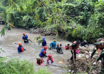 Rayakan Hari Relawan Sedunia, TNI-Komunitas di Banten Bersihkan Sungai Cibanten