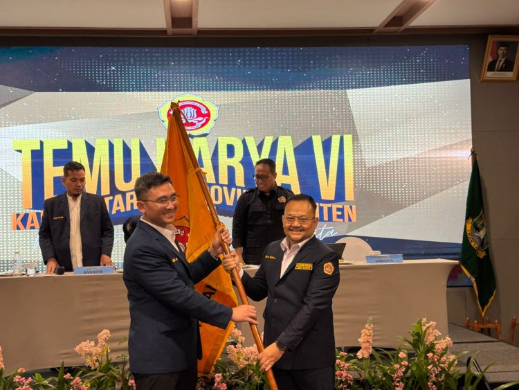 Andika Hazrumy saat menyerahkan pataka kepada Yudi Budi Wibowo yang terpilih sebagai ketua Karang Taruna Banten periode 2025-2030