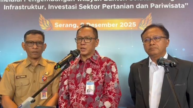 Kepala Perwakilan Bank Indonesia Banten, Ameriza M Moesa (tengah)