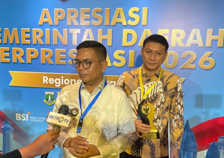 Gubernur Banten Andra Soni saat menerima penghargaan dari Kemendagri